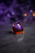 Keycap con fondo oscuro y ambiente violeta de Halloween