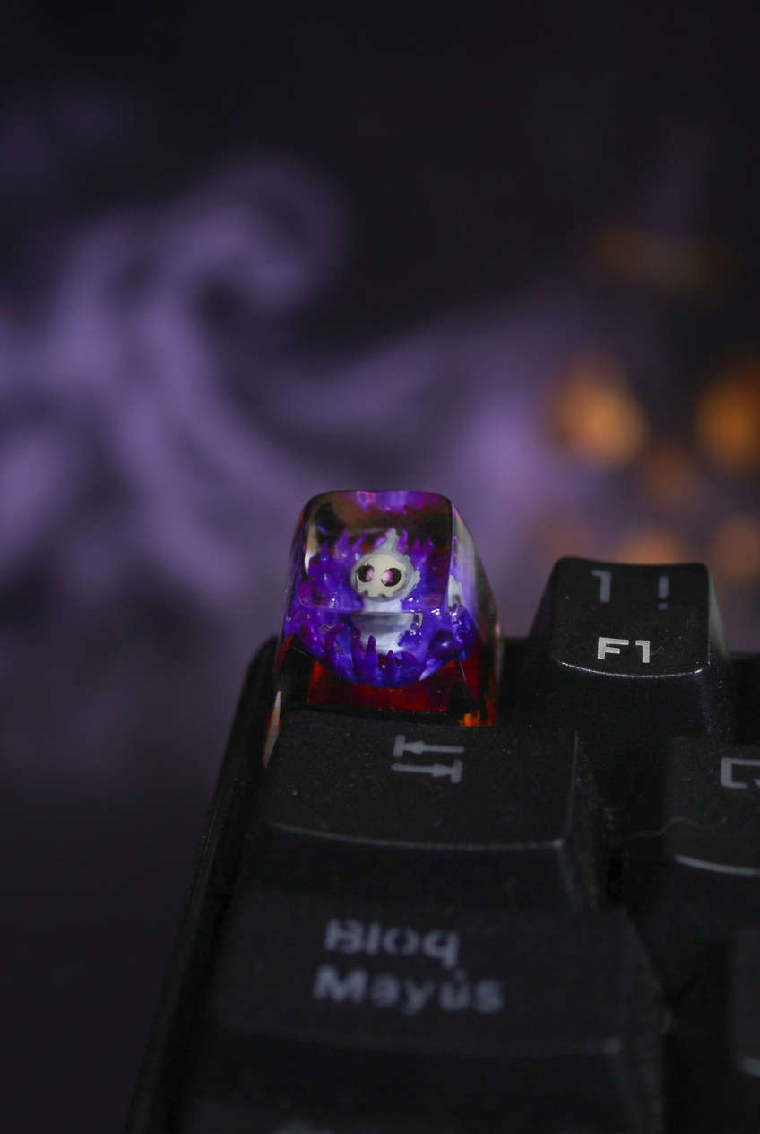Keycap en teclado con fondo atmosférico violeta