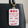 Llavero BTS World Tour sobre una cartera negra